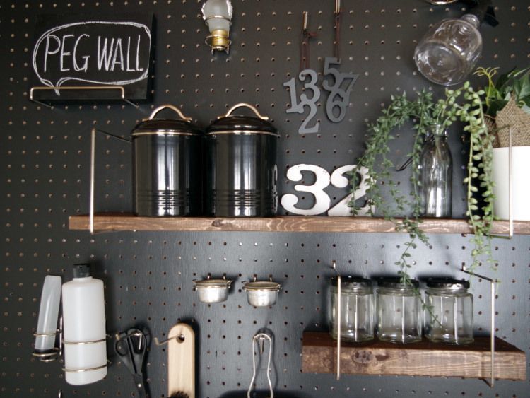 キッチン雑貨や器具を収納したペグボード