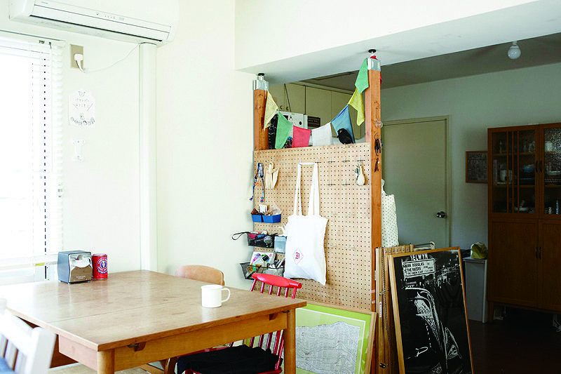 突っ張り棒を使ってペグボードを設置