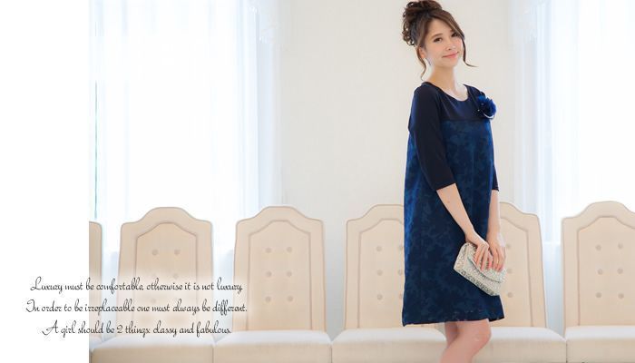 ドレスを着た女性