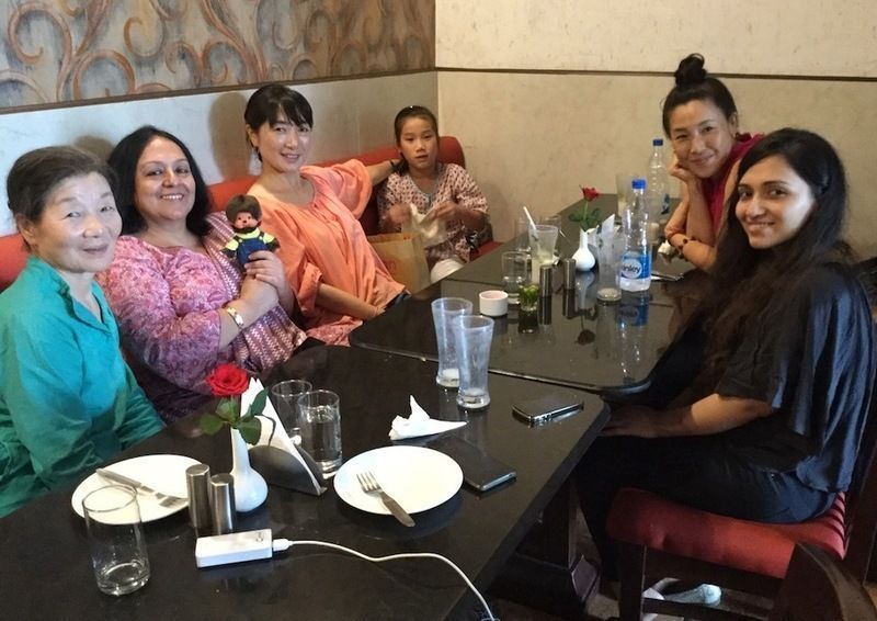 アロラ家と記念写真