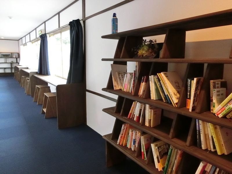 旅館若杉屋の読書スペース