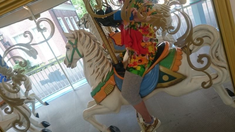 メリーゴーランドに乗るトコさん