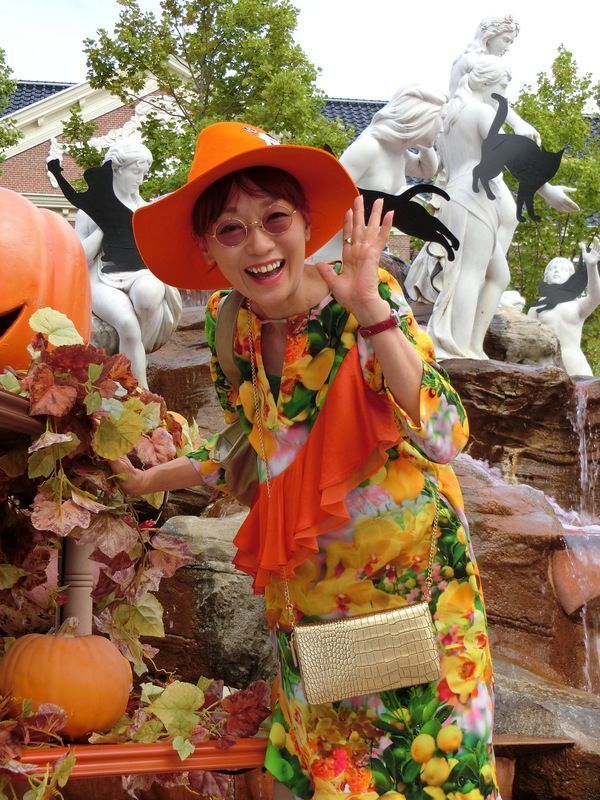 オレンジの明るい服装