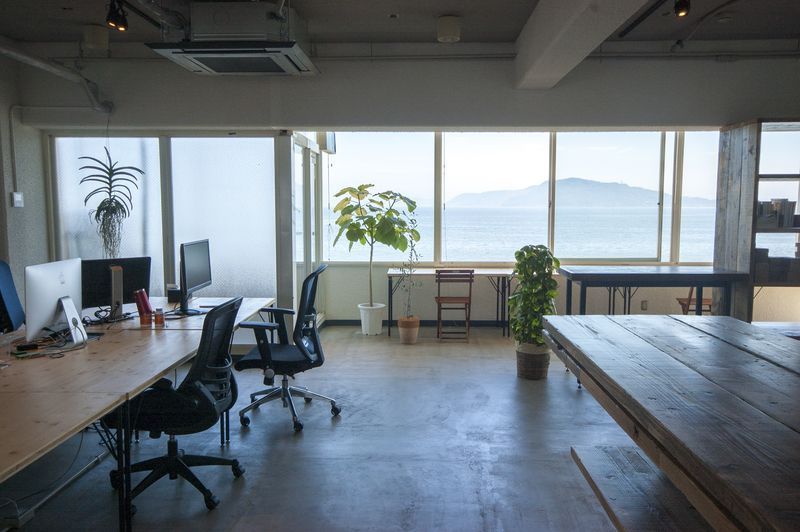 今宿の海が目の前に広がるシェアオフィス「ソルト」