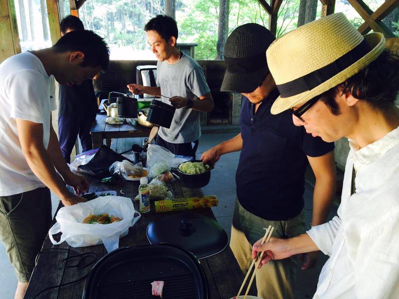 休日は家族や社員と一緒に糸島の自然の中でバーベキュー