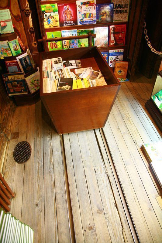 本を運ぶレール