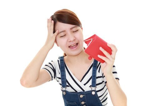 お金に悩む女性