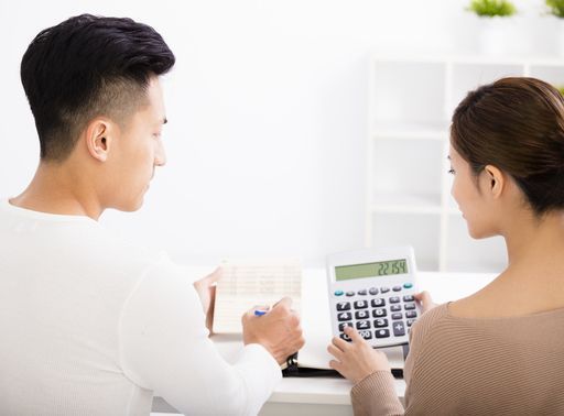 話し合う夫婦