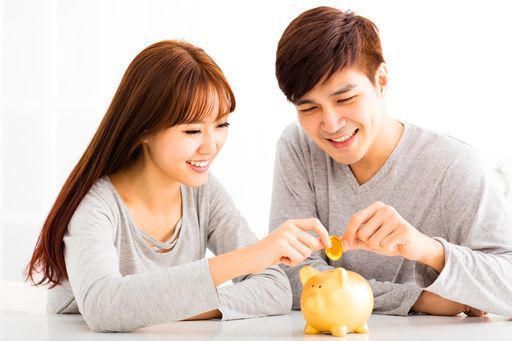 貯金する若い夫婦