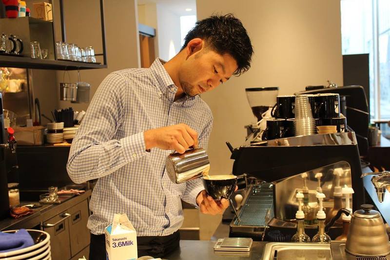 コーヒーをいれるバリスタ