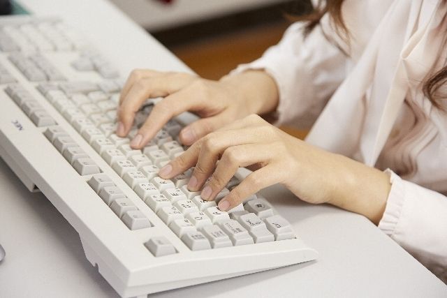 キーボードをタッチする手