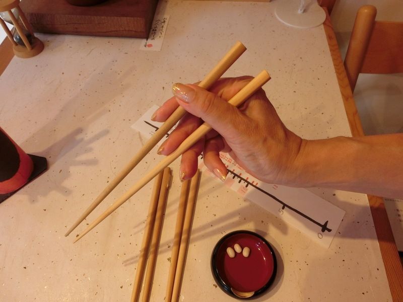 お箸の正しい持ち方