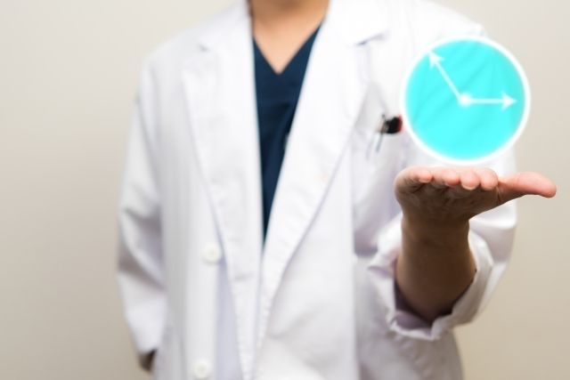 白衣の男性と時計