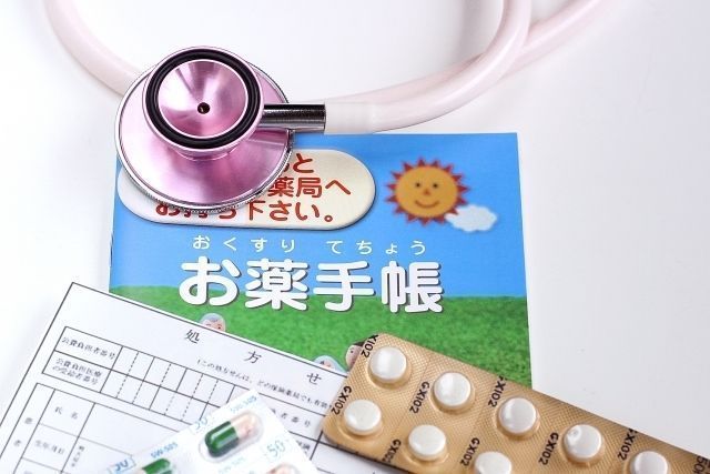 聴診器、お薬手帳、錠剤、処方箋