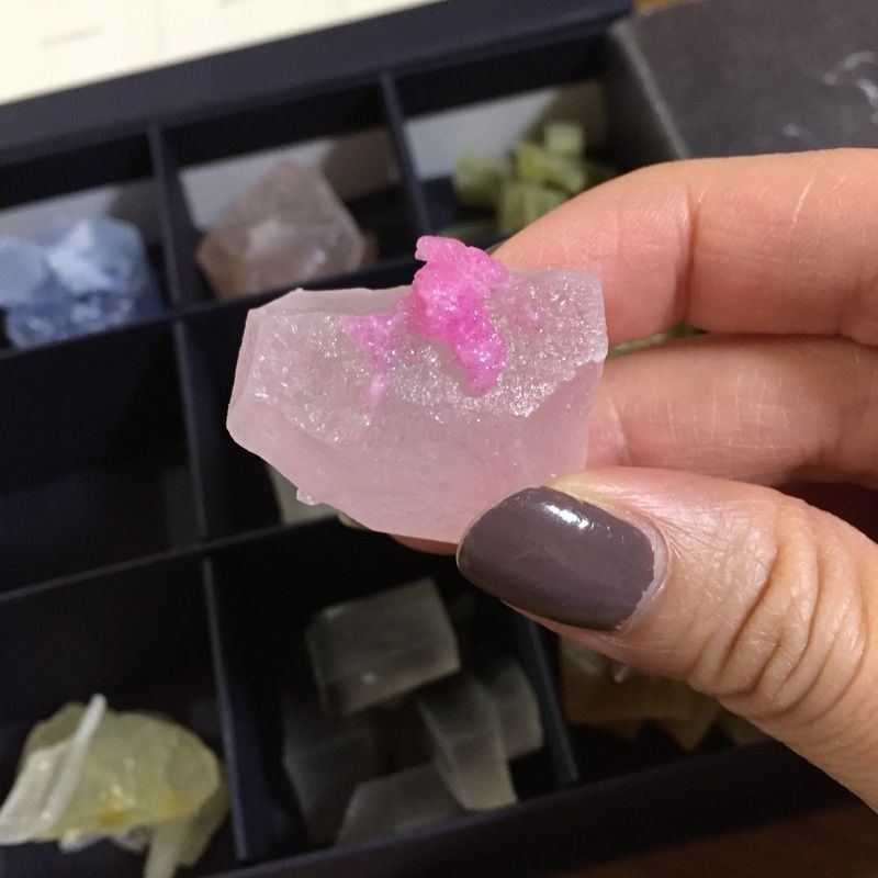 ピンクの石のようなお菓子