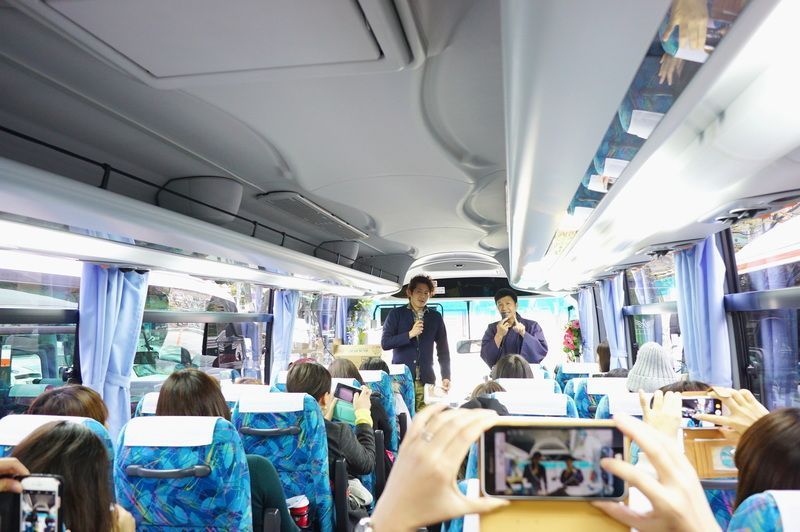 バスツアー出発、社内で芸人さんが盛り上げている様子