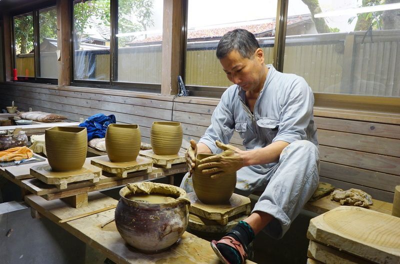高取焼宗家の職人さんが作業している風景