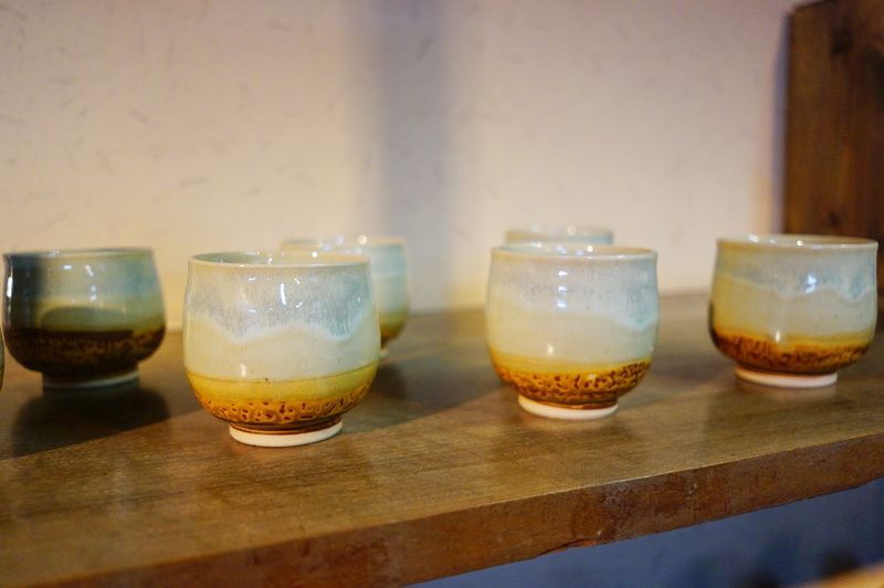 流木で作った釉薬が棚に並んでいる様子