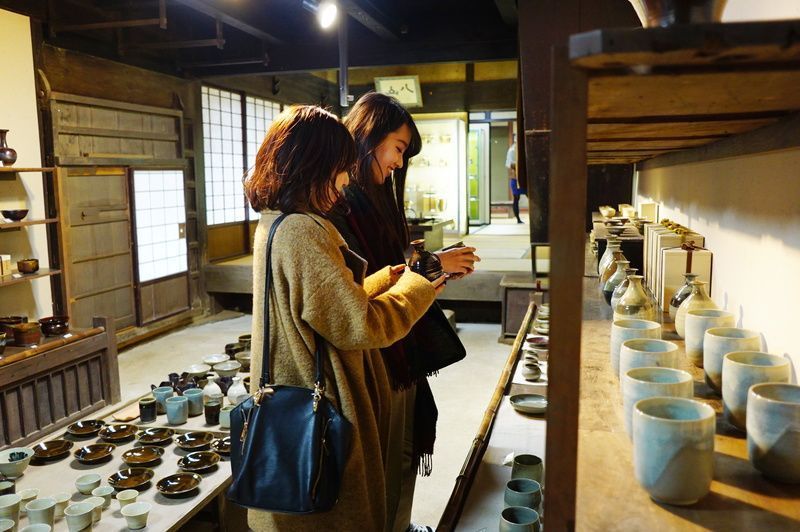 直売所で女性二人が買い物している様子