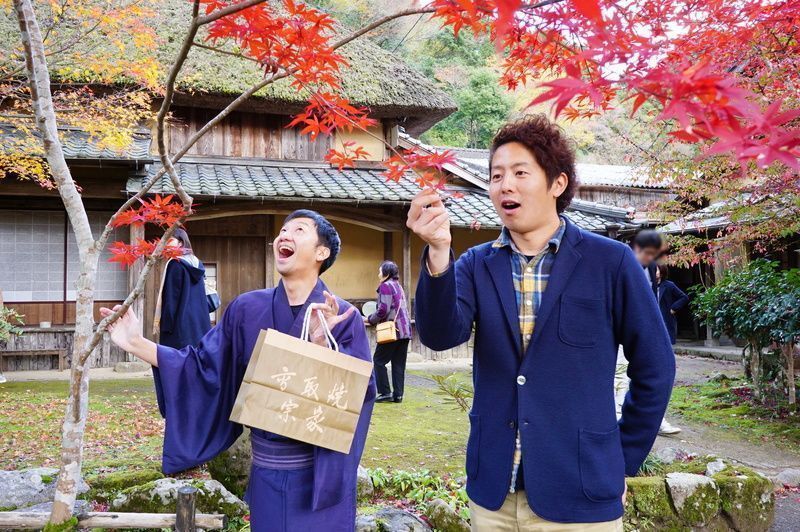 朝倉郡東峰村にあるの高取焼宗家の庭でポーズを取る芸人さん