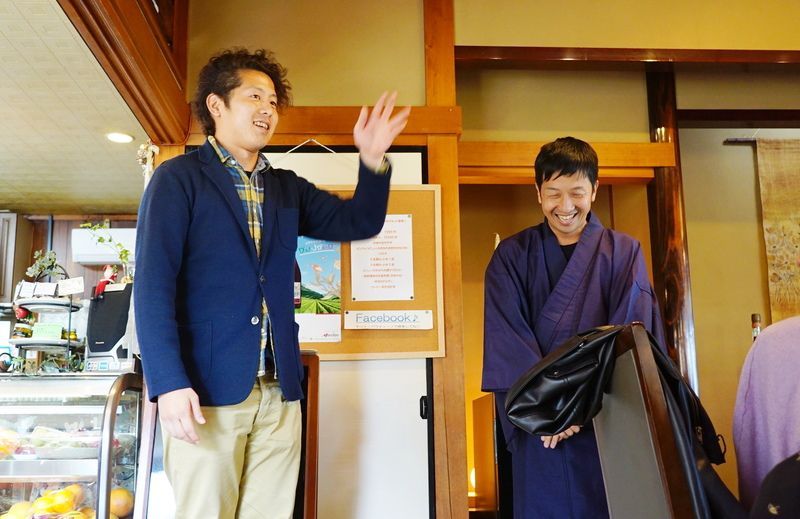 お笑い芸人さんによるショートコントの様子