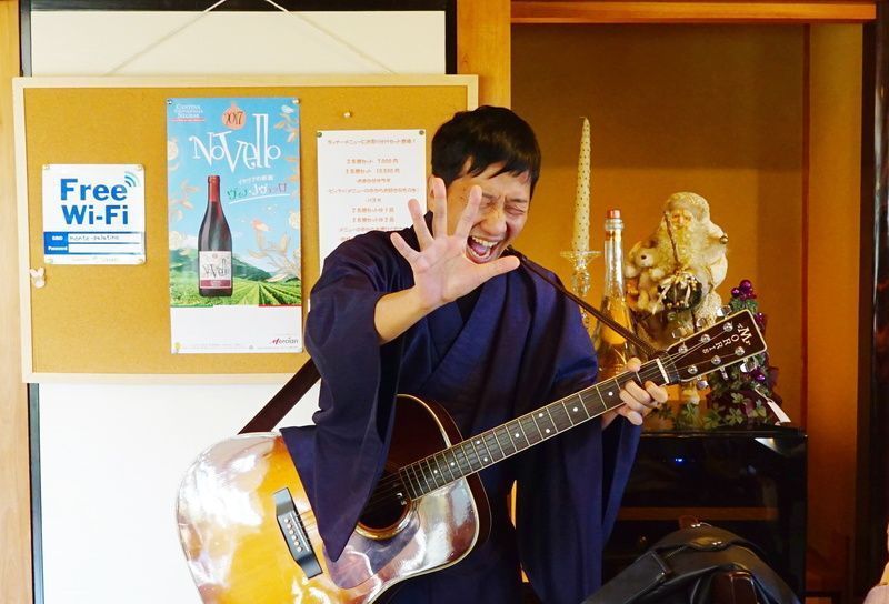 波田陽区さんがコントを披露している場面