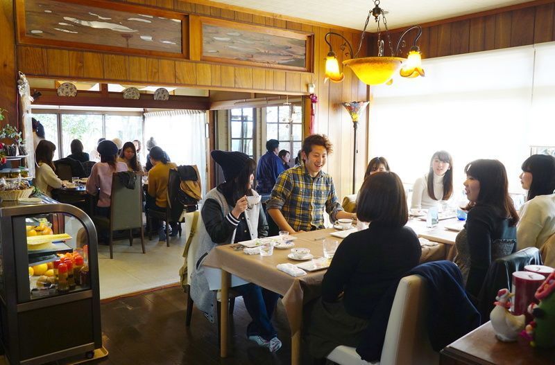 お笑い芸人さんと談笑しながらランチを楽しむ様子