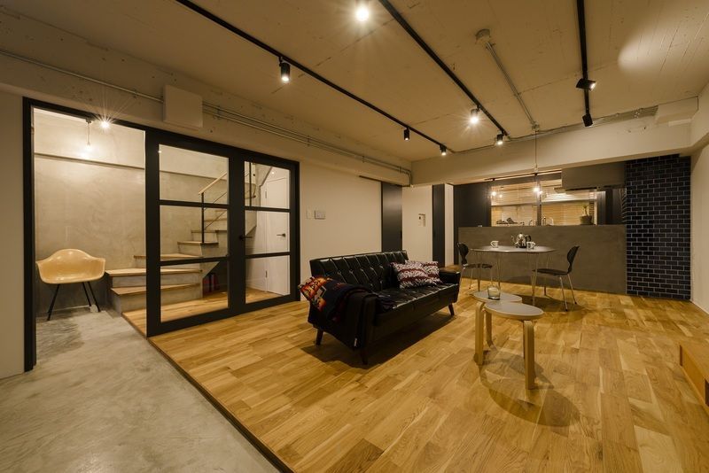 モルタル階段とリビング