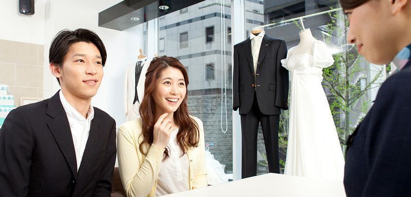 幹事代行会社に相談をしにいく男女