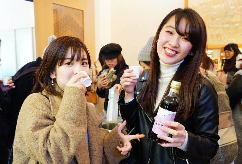 お酢を試飲する参加者の様子