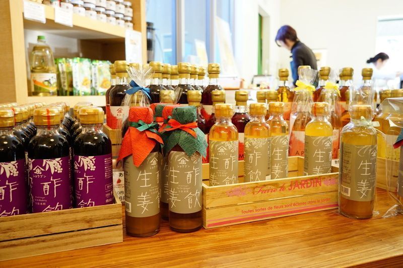 製造されたお酢が並べられている様子
