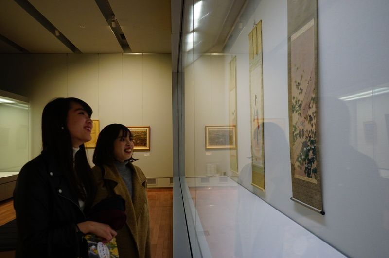 博物館の展示を見つめる女性2人