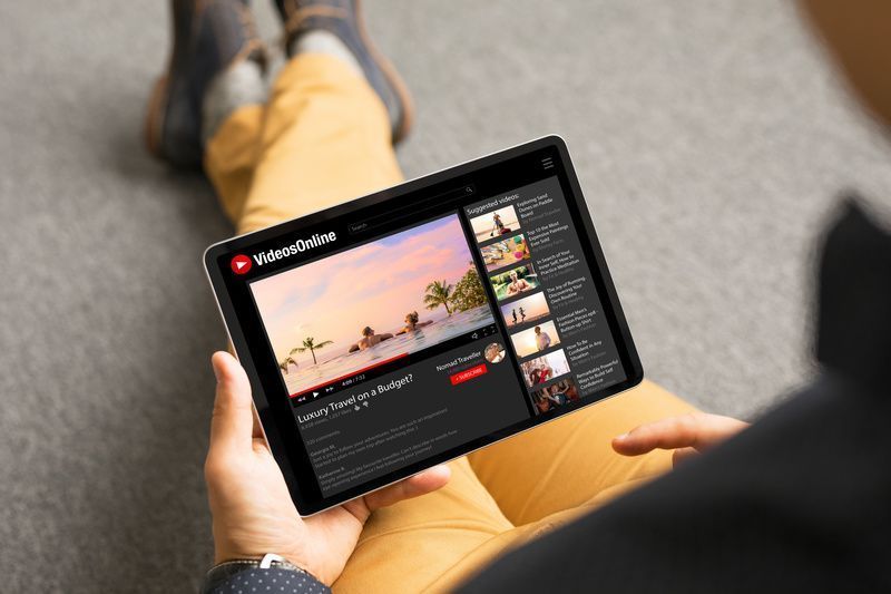 タブレットでYouTubeらしきサイトで動画をみる