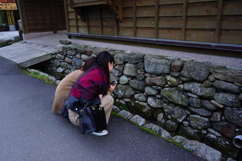 石垣のハートを探す女性