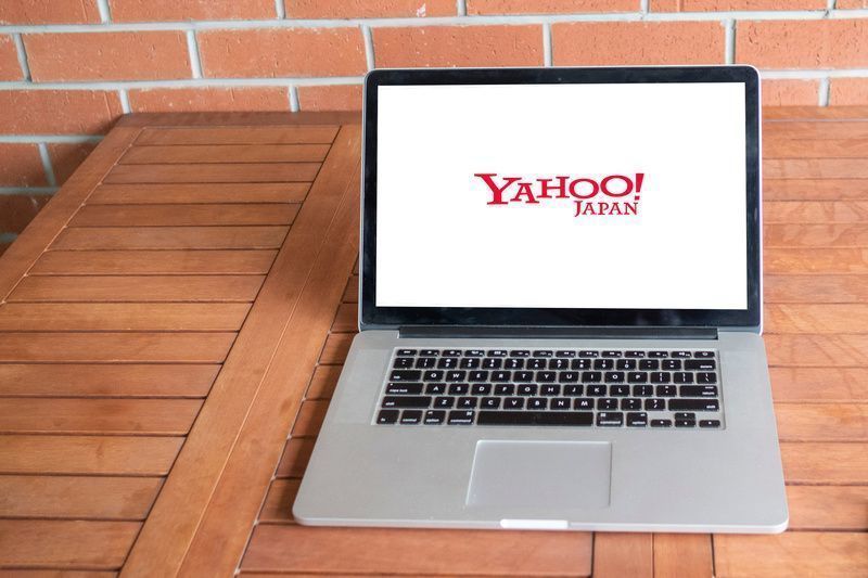 ノートPCのディスプレイに「Yahoo! JAPAN」のロゴが表示されている