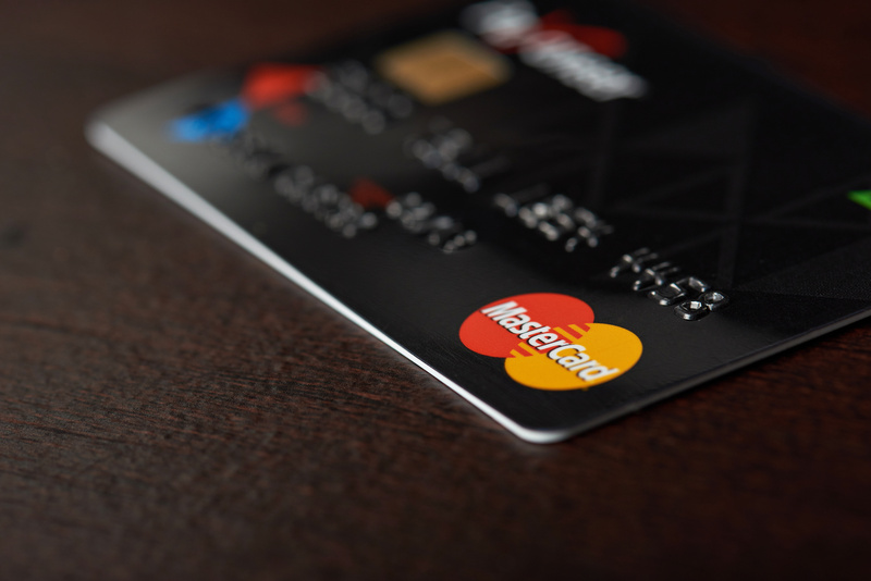 黒色のクレジットカードが黒いテーブルに置かれている
