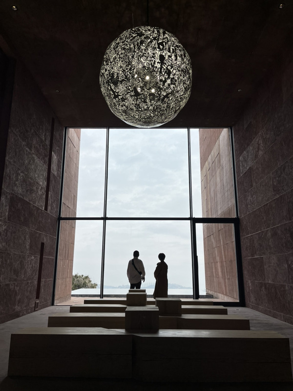 大きな窓と球体