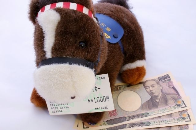 馬券と馬のぬいぐるみ