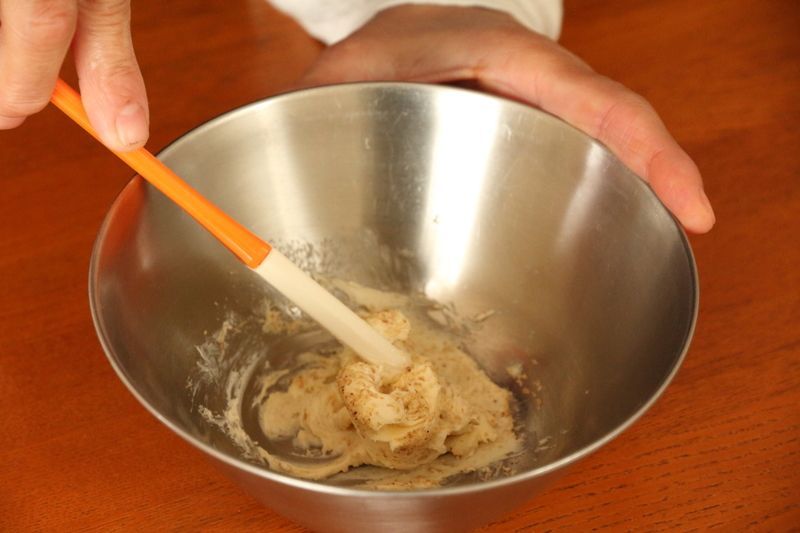 クリームチーズとゴマを混ぜている