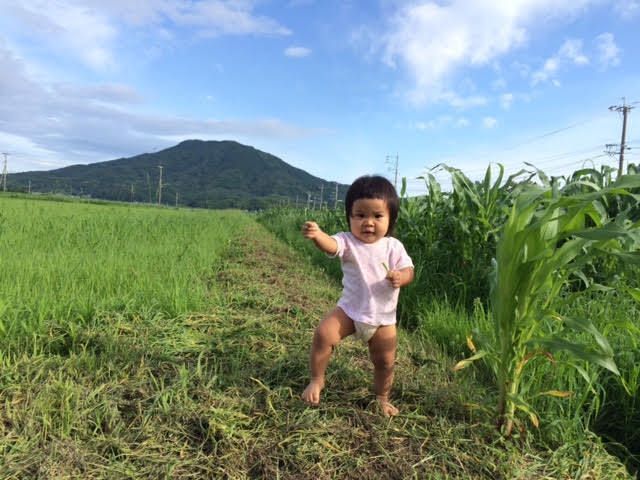 可也山をバックに、元気いっぱいの娘さん
