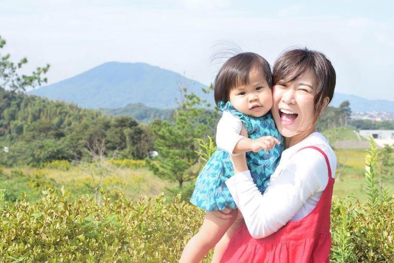 糸島の自然の中で、笑顔いっぱいの麦田さんと娘さん