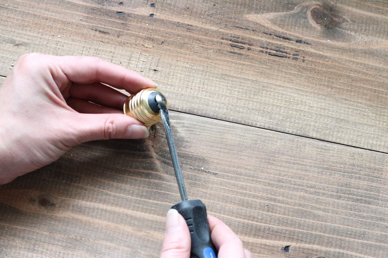 ボトルキャップに穴を開ける