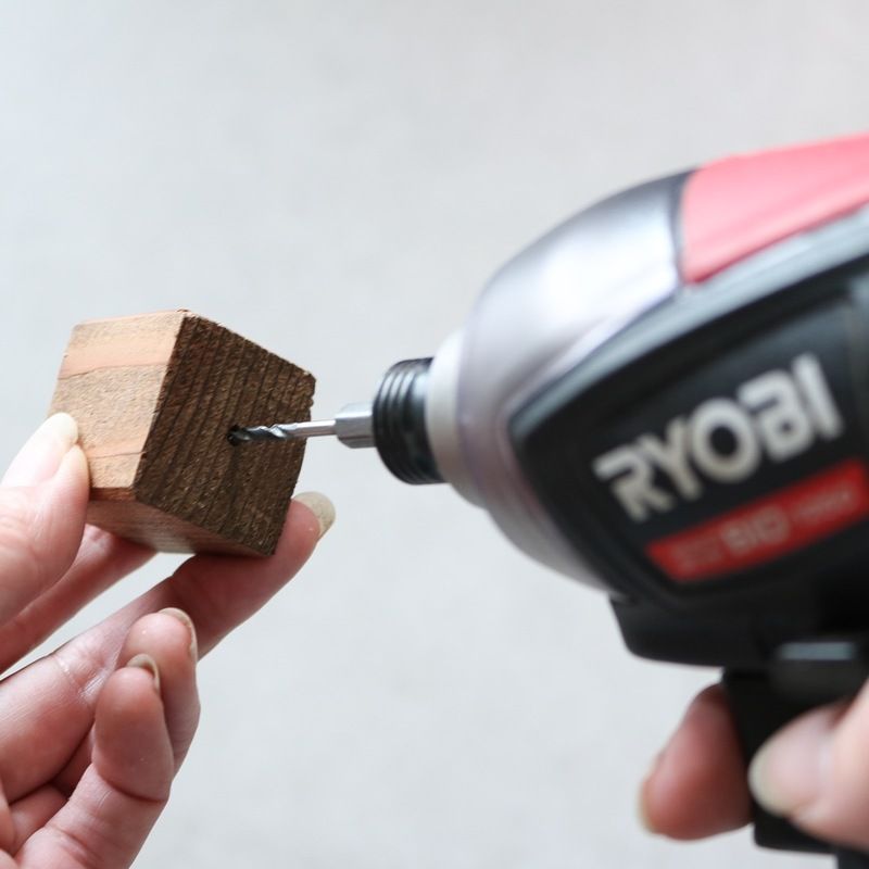 端材の真ん中に穴を開ける