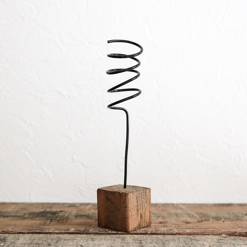 ワイヤーを端材に刺して完成