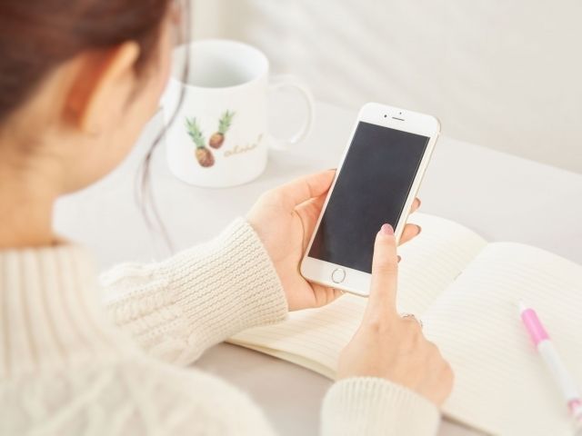 スマホさわってるところ