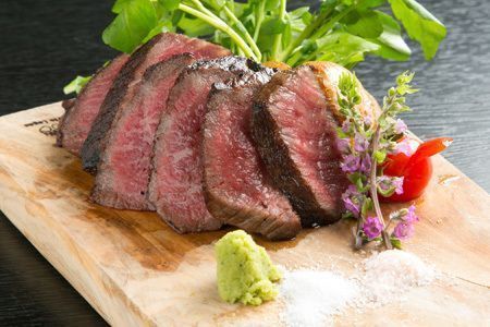 木のプレートにのった「黒毛和牛A5ビーフマンステーキ」