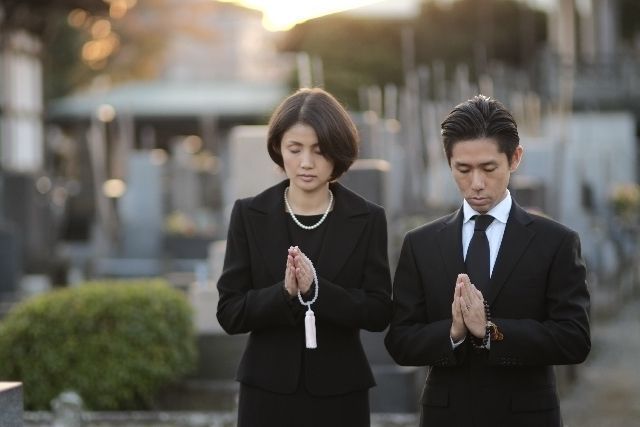 喪服の男女