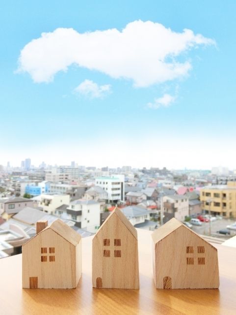 町を背景にした家の模型