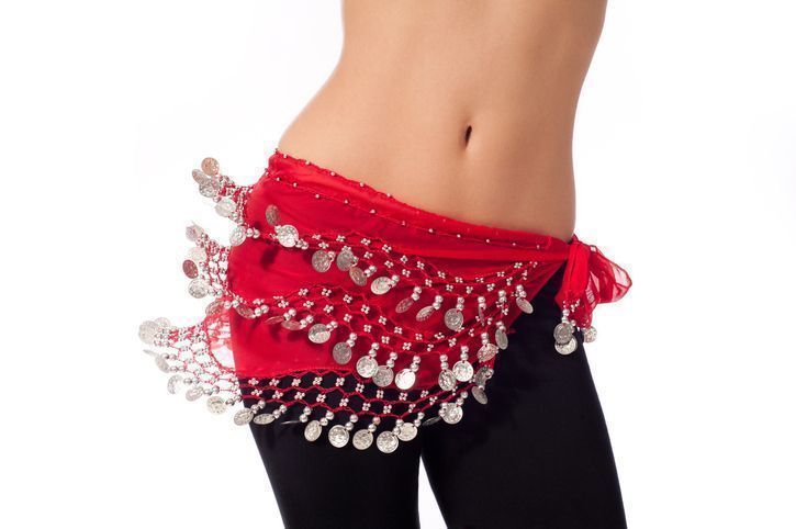 赤いヒップスカーフで踊る女性の腰