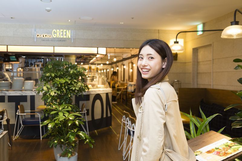 店の前で